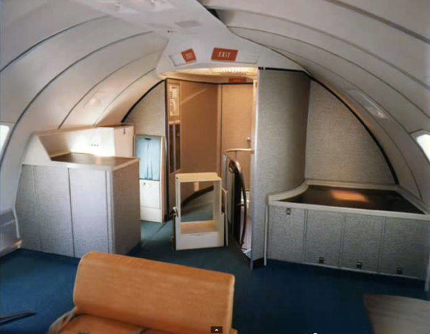 Στο εσωτερικό ενός αεροπλάνου το 1970 (pics)