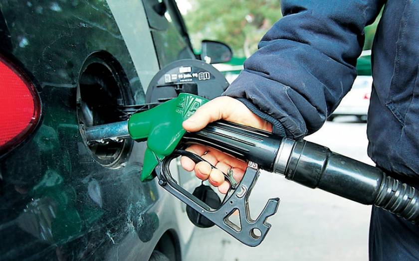Bloomberg: Oι τιμές της βενζίνης μειώθηκαν στην Ελλάδα