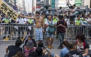 Χονγκ Κονγκ: Παρεμένουν στους δρόμους οι φοιτητές (video)