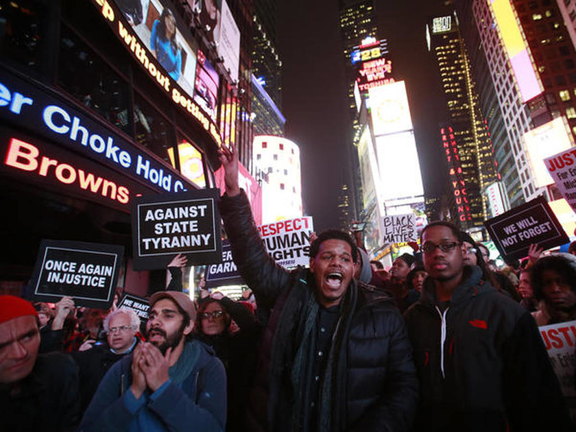 ΗΠΑ: Οργή για την αθώωση του στυνομικού που έπνιξε μαύρο