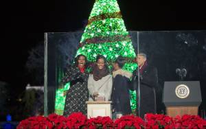 Η οικογένεια Ομπάμα άναψε το χριστουγεννιάτικο δέντρο