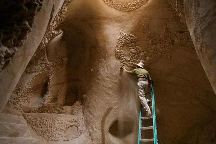 Λαξεύοντας 10 χρόνια ένα σπήλαιο στην έρημο του Νέου Μεξικού