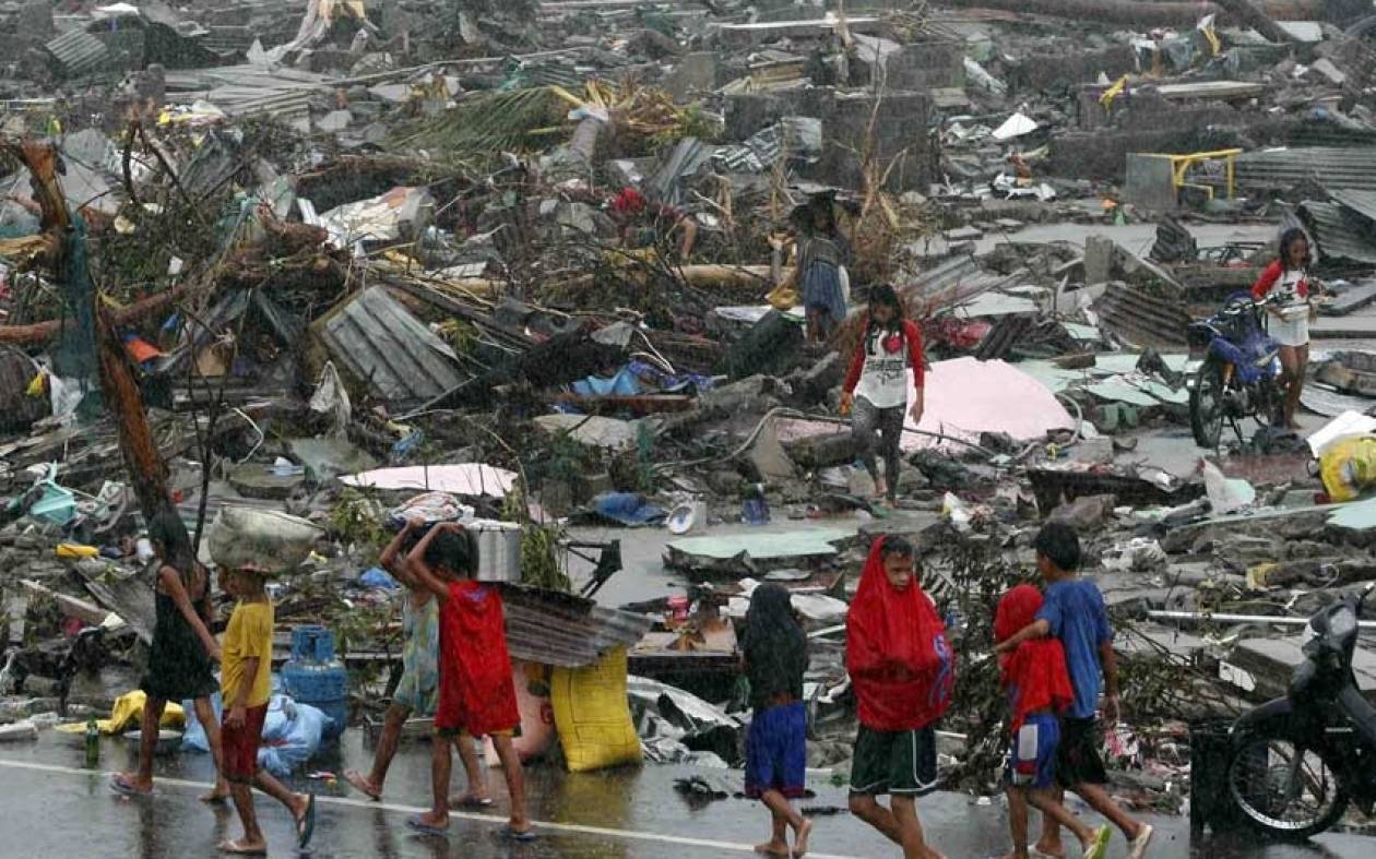 Φιλιππίνες: Εγκαταλείπουν τα σπίτια τους λόγω τυφώνα