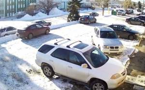 Ρεσιτάλ μανούβρας σε χιονισμένο πάρκινγκ