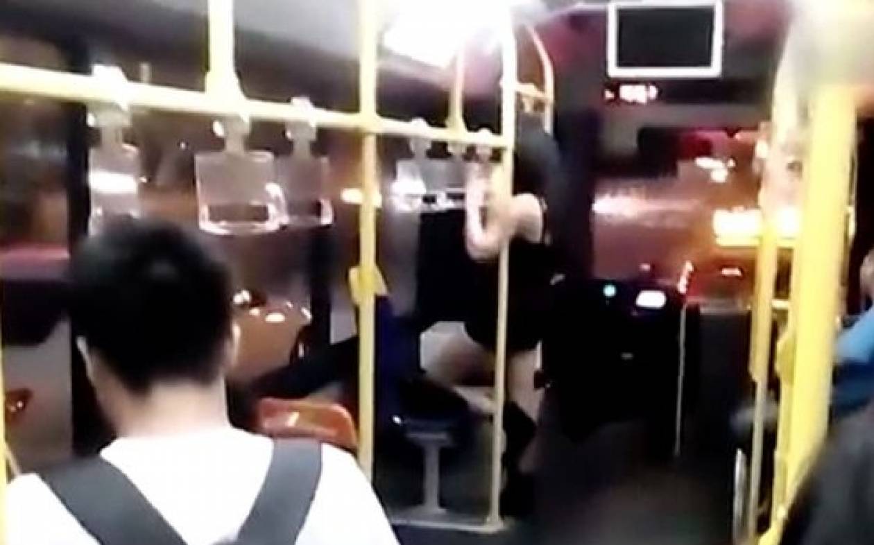 Κινέζα επιδόθηκε σε pole dancing μέσα σε λεωφορείο!