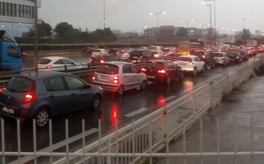 Κυκλοφοριακό «έμφραγμα» στους δρόμους λόγω βροχής