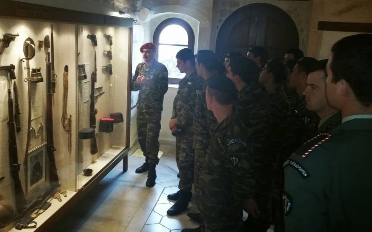 Αλεξιπτωτιστές στο Στρατιωτικό Μουσείο Κρήτης