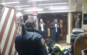 Επίθεση σε συναγωγή στις ΗΠΑ: Μαχαίρωσε Εβραίο στο κεφάλι