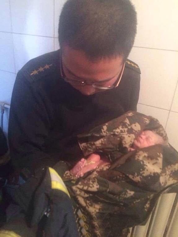  Κίνα: Πέταξε το νεογέννητο μωρό της στην τουαλέτα!