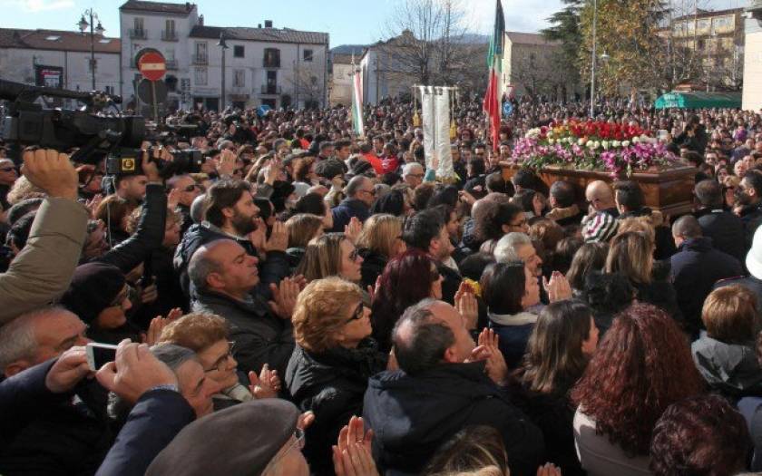 Χιλιάδες Ιταλοί αποχαιρέτησαν τον Τζουζέπε Μάνγκο (photos)