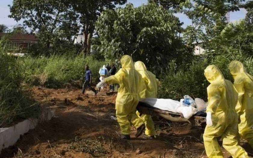 Έμπολα: Φρίκη στη Σιέρα Λεόνε-Μαζικοί τάφοι θυμάτων του ιού