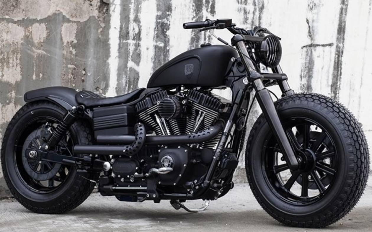 Μια κατάμαυρη custom made Harley