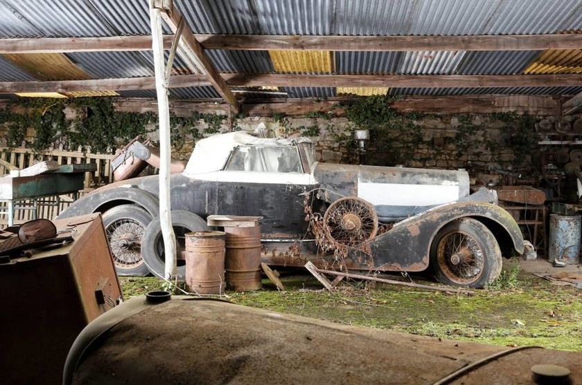 Αυτοκίνητα αντίκες βρέθηκαν σε αχυρώνα στη Γαλλία