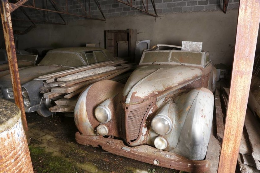 Αυτοκίνητα αντίκες βρέθηκαν σε αχυρώνα στη Γαλλία