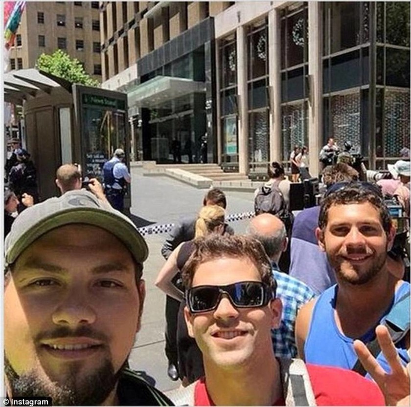 Σίδνεϊ: Περαστικοί τραβάνε... selfies έξω από το καφέ
