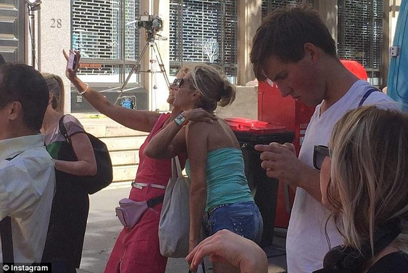 Σίδνεϊ: Περαστικοί τραβάνε... selfies έξω από το καφέ
