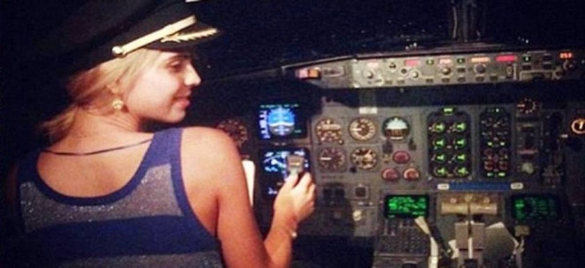 Πιλότος έβαλε... σέξι κορίτσια να πιλοτάρουν το αεροπλάνο