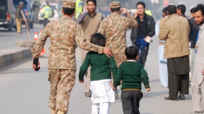Πακιστάν: Ανείπωτο θρήνος μετά το μακελειό στο σχολείο