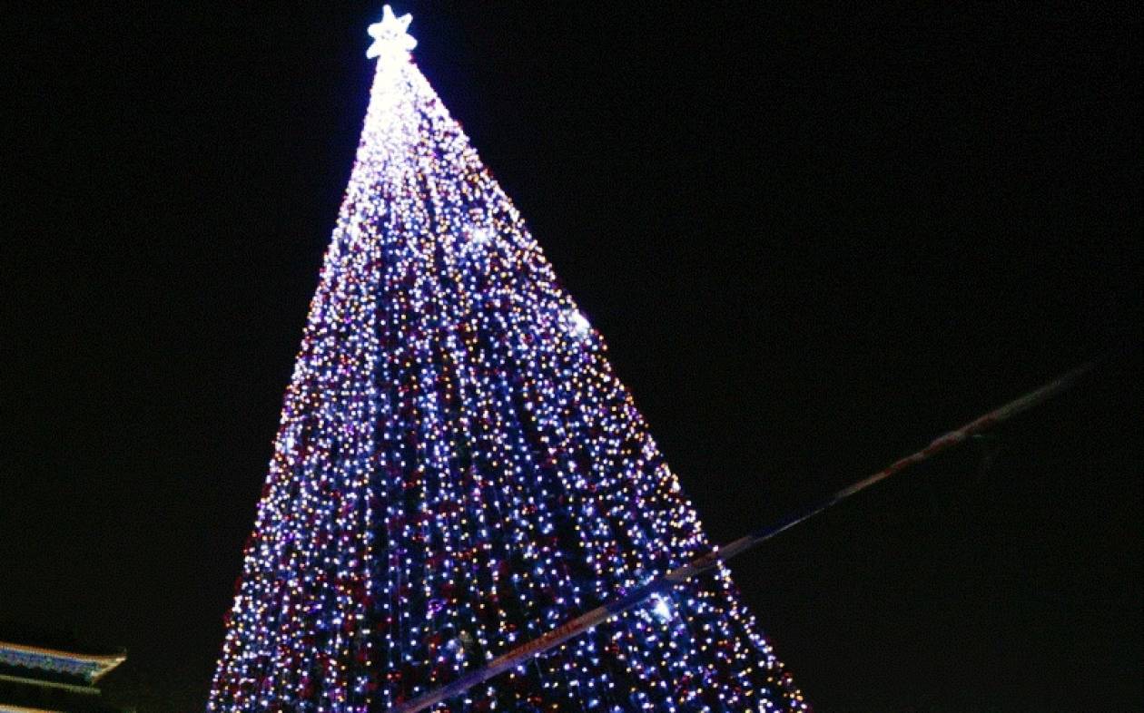 Δύο Χριστουγεννιάτικα δέντρα στην ίδια πλατεία!