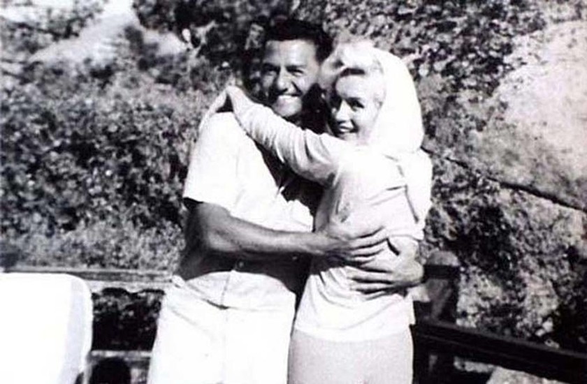 Η Marilyn Monroe ποζάρει χαρούμενη αγκαλιά με τον αγαπημένο της φίλο, Buddy Greco, μόλις πέντε ημέρες πριν βρεθεί νεκρή, στις 5 Αυγούστου 1962.   