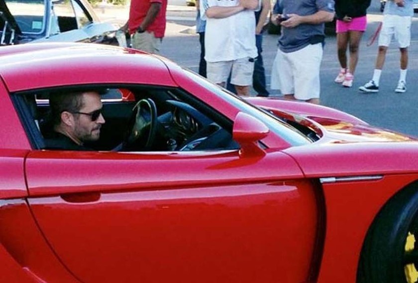 Ο Paul Walker φωτογραφίζεται στο εσωτερικό της Porsche Carrera GT του φίλου του Roger Rodas, λεπτά πριν το μοιραίο δυστύχημα.