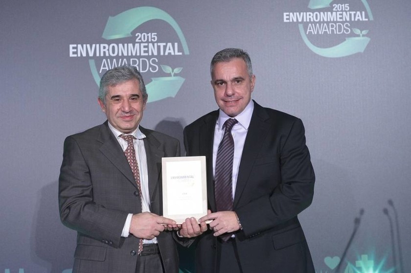 Από αριστερά ο κος Παναγιώτης Βασιλείου, Πρόεδρος του Πράσινου Ταμείου του Υπουργείου Περιβάλλοντος, Ενέργειας & Κλιματικής Αλλαγής  και ο Δημήτρης Παπανικολάου – BU Supply Chain Director Coca-Cola Τρία Έψιλον  Ελλάδος και Κύπρου που παραλαμβάνει το Grand