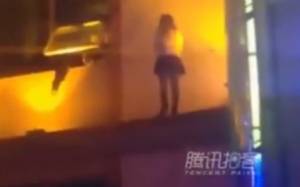 Κίνα: Δραματική διάσωση γυναίκας που έπεσε στο κενό (video)