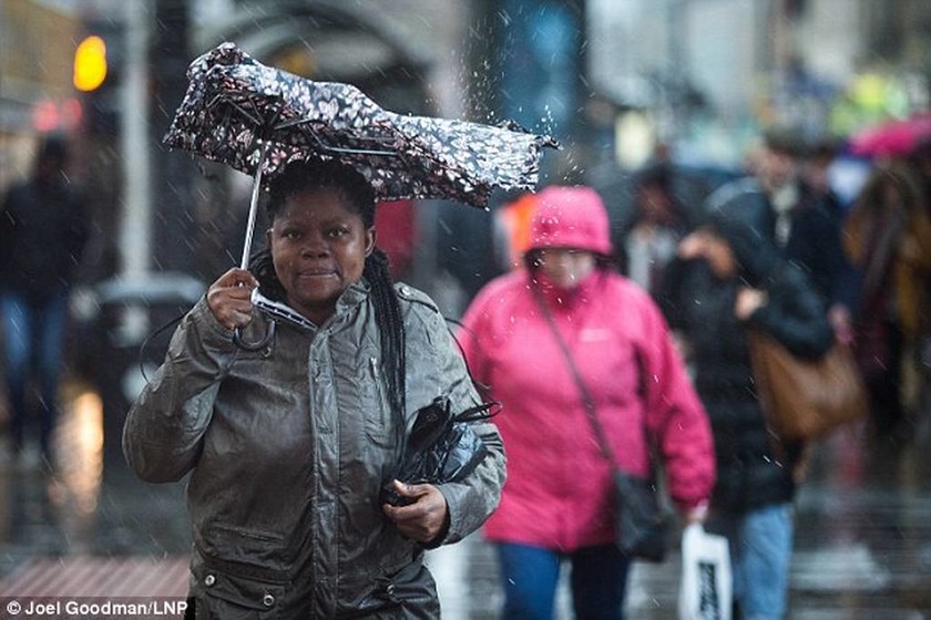 Βρετανία: Χριστουγεννιάτικος πυρετός αγορών υπό βροχή (pics)