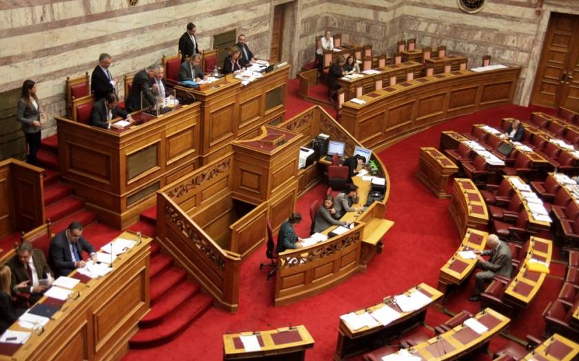Βουλή: Αντιδράσεις και αποχωρήσεις για το μπαράζ τροπολογιών