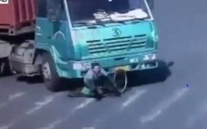Κίνα: Βρέθηκε κάτω από τις ρόδες φορτηγού και σώθηκε