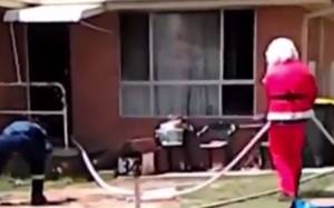 Ο Άγιος Βασίλης σώζει άνδρα από φλεγόμενο σπίτι (vid)
