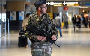 Γαλλία: Ανάπτυξη στρατιωτών για την ενίσχυση της ασφάλειας
