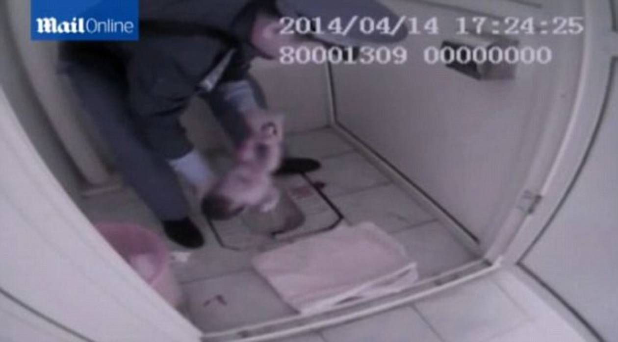 Κίνα: Σε τουαλέτα βρέθηκε νεογέννητο μωρό (vid & pics)