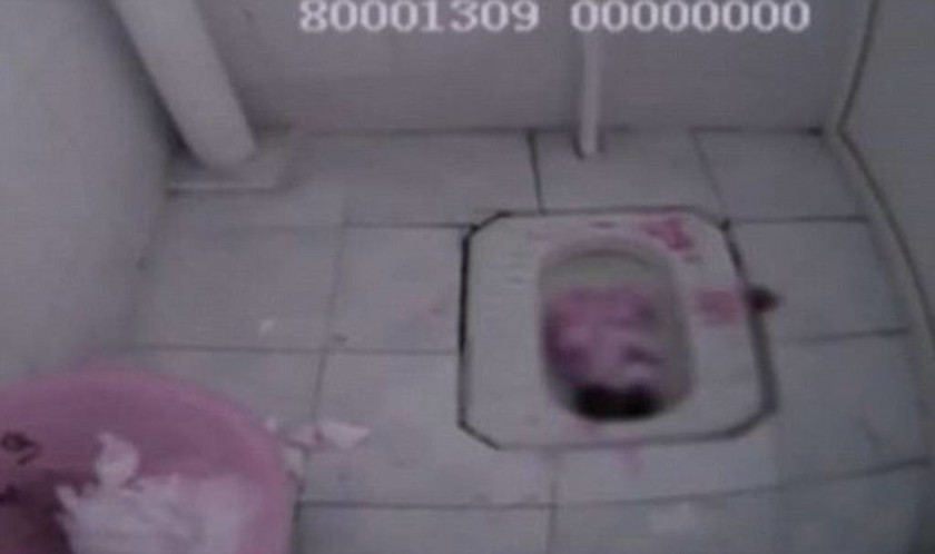 Κίνα: Σε τουαλέτα βρέθηκε νεογέννητο μωρό (vid & pics)