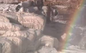 Οι παγωμένοι καταρράκτες του Κίτρινου Ποταμού (video)