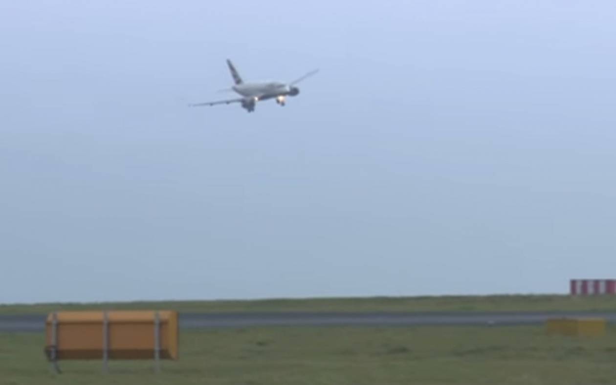Ακύρωση προσγείωσης, λόγω θυελλωδών ανέμων (video)