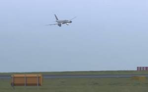 Ακύρωση προσγείωσης, λόγω θυελλωδών ανέμων (video)