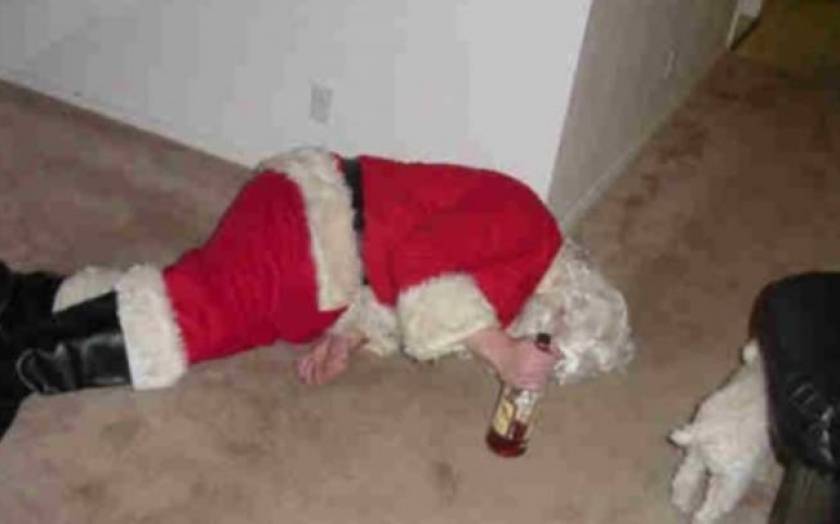 Δεν άντεξε τα... μεθυσμένα κορίτσια ο Άγιος Βασίλης (photos)