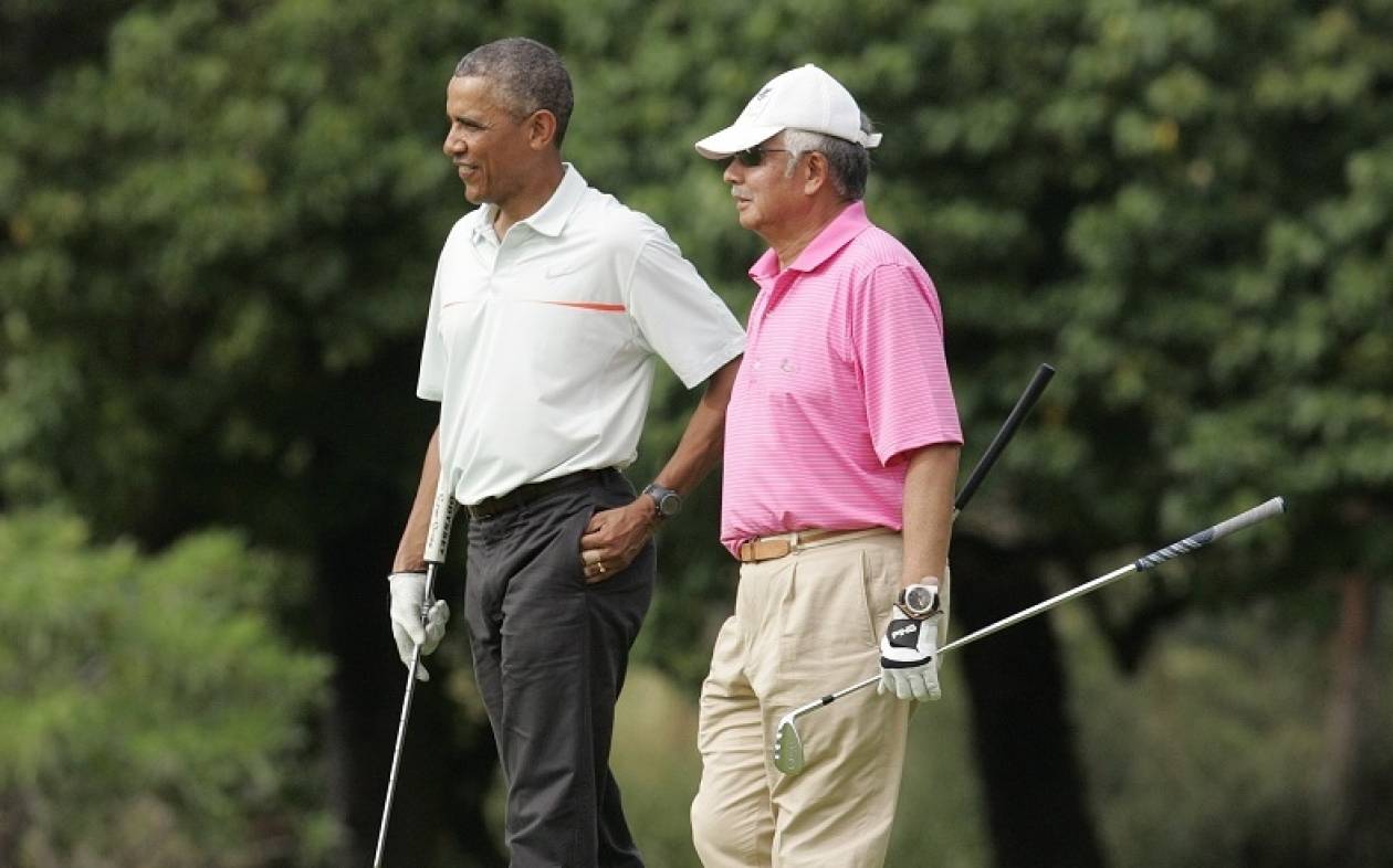 Μαλαισία: Η χώρα «πνίγεται» κι ο πρόεδρος παίζει γκολφ