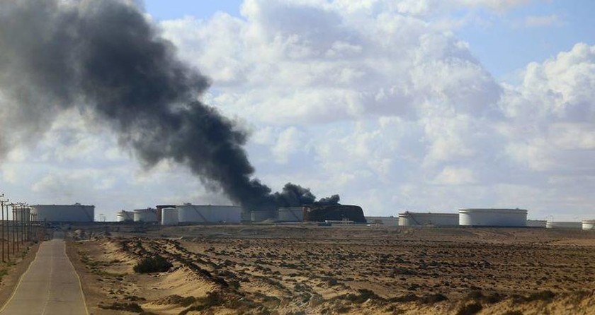 Επίθεση σε δεξαμενές καυσίμων στη Λιβύη (vid)