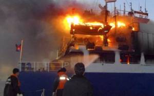 Φωτιά σε πλοίο: Να μη γίνει εκκένωση, η γνώμη ειδικού