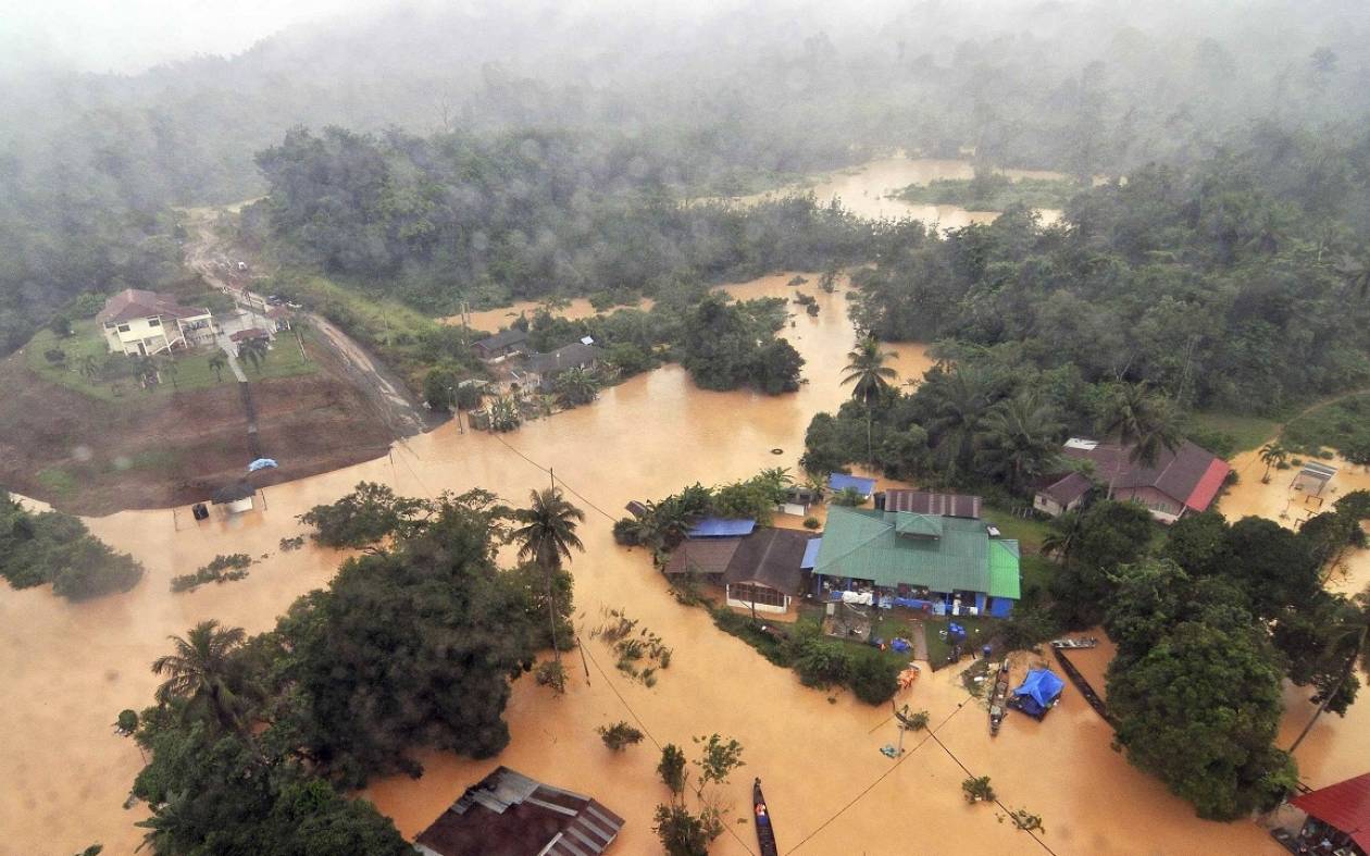 Μαλαισία: Οι πλημμυροπαθείς λεηλατούν για να επιβιώσουν