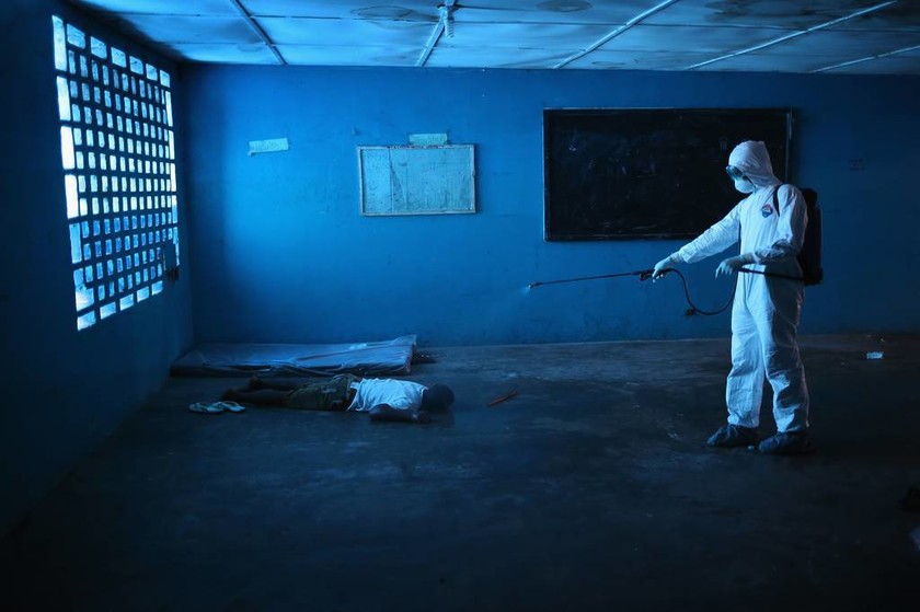 Αύγουστος: Απολύμανση σε ένα σχολείο της Λιβερίας, μετά το θάνατο ενός μαθητή από  το φονικό ιό του Έμπολα που  ήδη έχει στοιχίσει τη ζωή σε χιλιάδες ανθρώπους