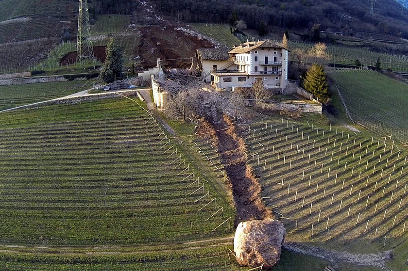 Ιανουάριος: Λόγω κατολίσθησης, ένας τεράστιος βράχος αποκολληθεί από το βουνό, περνώντας ξυστά από ένα σπίτι, σε περιοχή της Ιταλίας