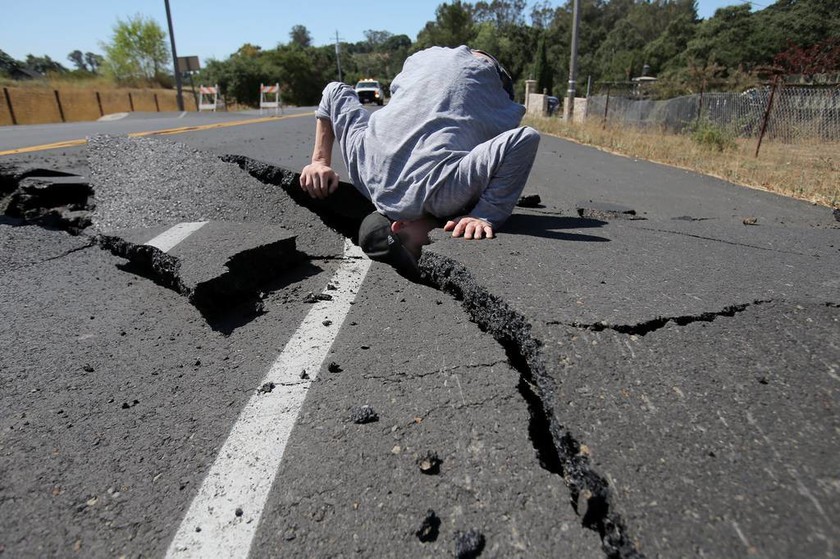 Αύγουστος: Ένας άνδρας στη Νάπα επιθεωρεί το μέγεθος ενός ρήγματος που προκάλεσε ο μεγάλος σεισμός των 6 Ρίχτερ στην Καλιφόρνια