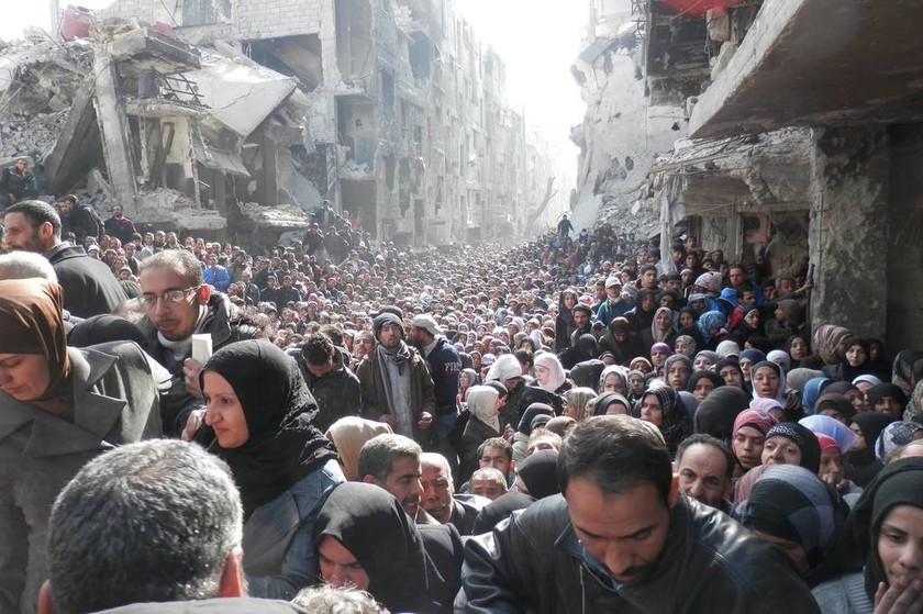 Ιανουάριος: Χιλιάδες πρόσφυγες – το μεγαλύτερο παλαιστινιακό προσφυγκό καταυλισμό Γιαρμούκ στη Δαμασκό - περιμένουν το συσσίτιο 