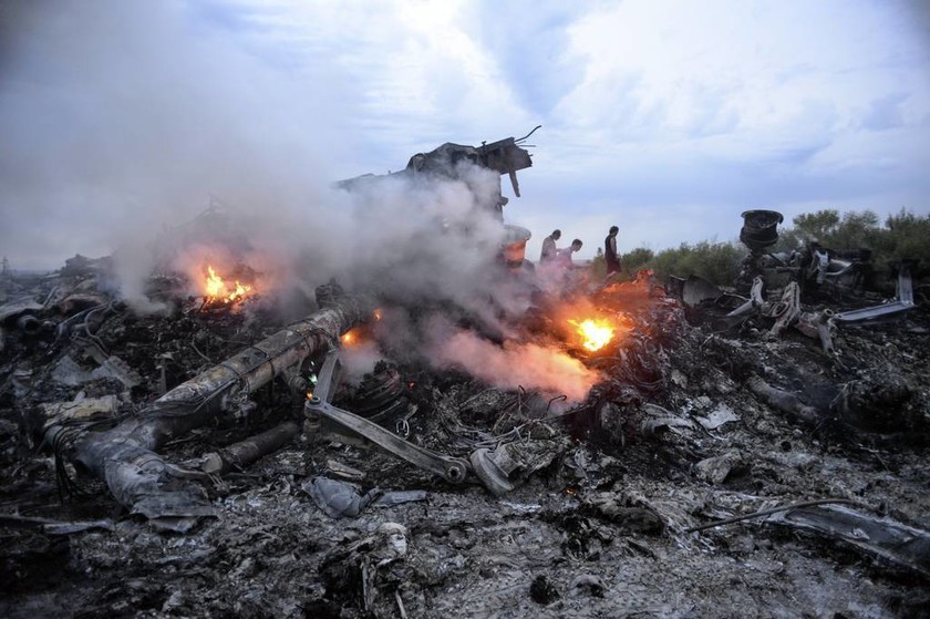 Ιούλιος: Τα φλεγόμενα συντρίμμια του αεροσκάφους των Μαλαισιανών Αερογραμμών που συνετρίβη σε περιοχή της Ανατολικής Ουκρανίας