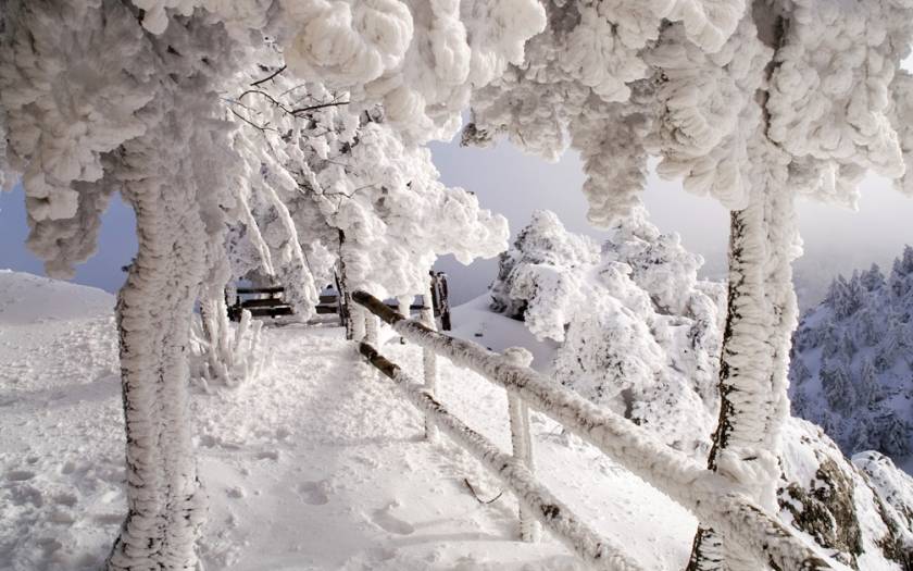 Χιονοθύελλα στην ορεινή Πελοπόννησο-Αποκλεισμένα χωριά και εγκλωβισμένα ΙΧ