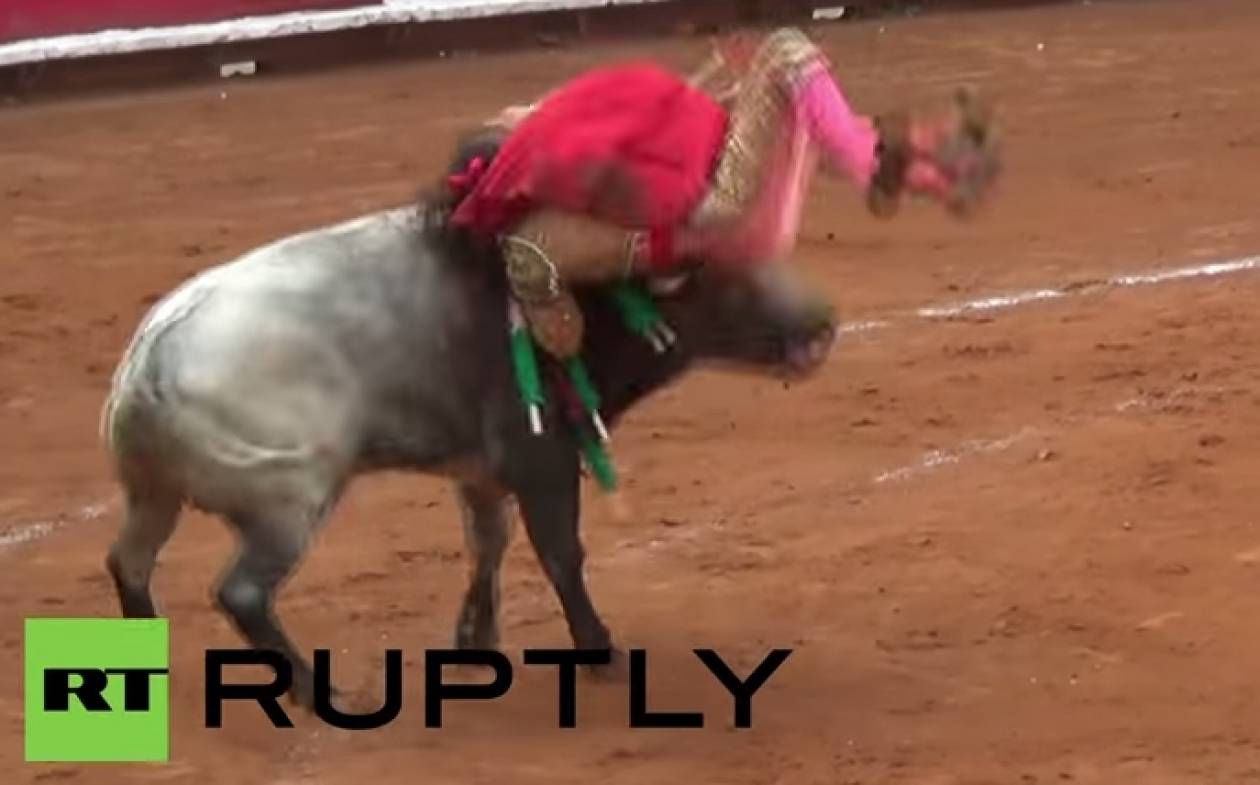 Μεξικό: Γυναίκα «τορέρο» τραυματίζεται από τα κέρατα του ταύρου (video)