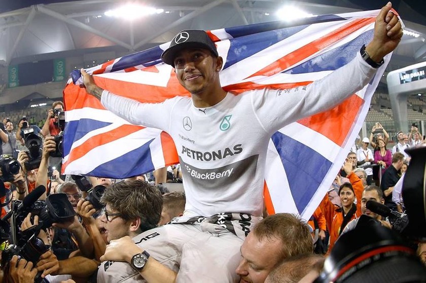Ο Lewis Hamilton γίνεται για δεύτερη χρονιά Παγκόσμιος Πρωταθλητής της F1 δίνοντας το πρώτο νταμπλ στη Mercedes